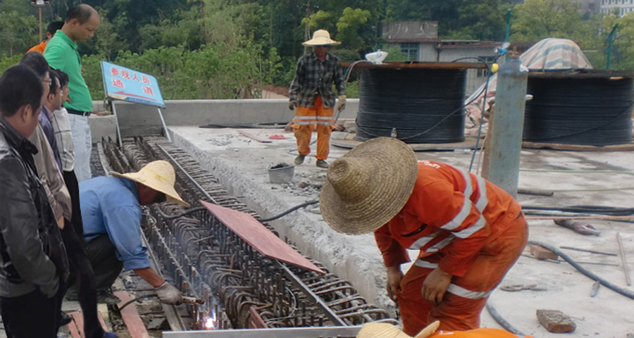 珠海政府領(lǐng)導(dǎo)對(duì)我司橋梁伸縮縫施工進(jìn)行現(xiàn)場(chǎng)考察